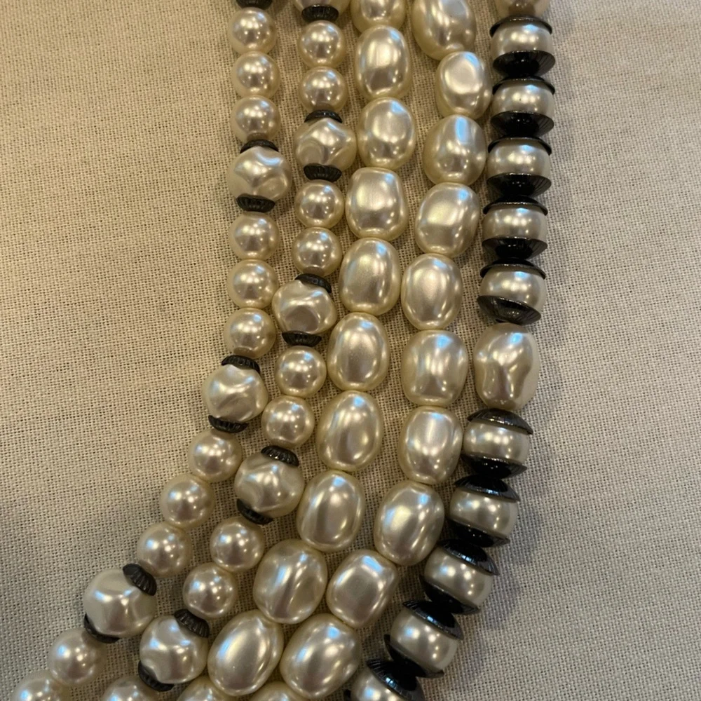 5 Strand Pearl Choker - Picture 12 of 16